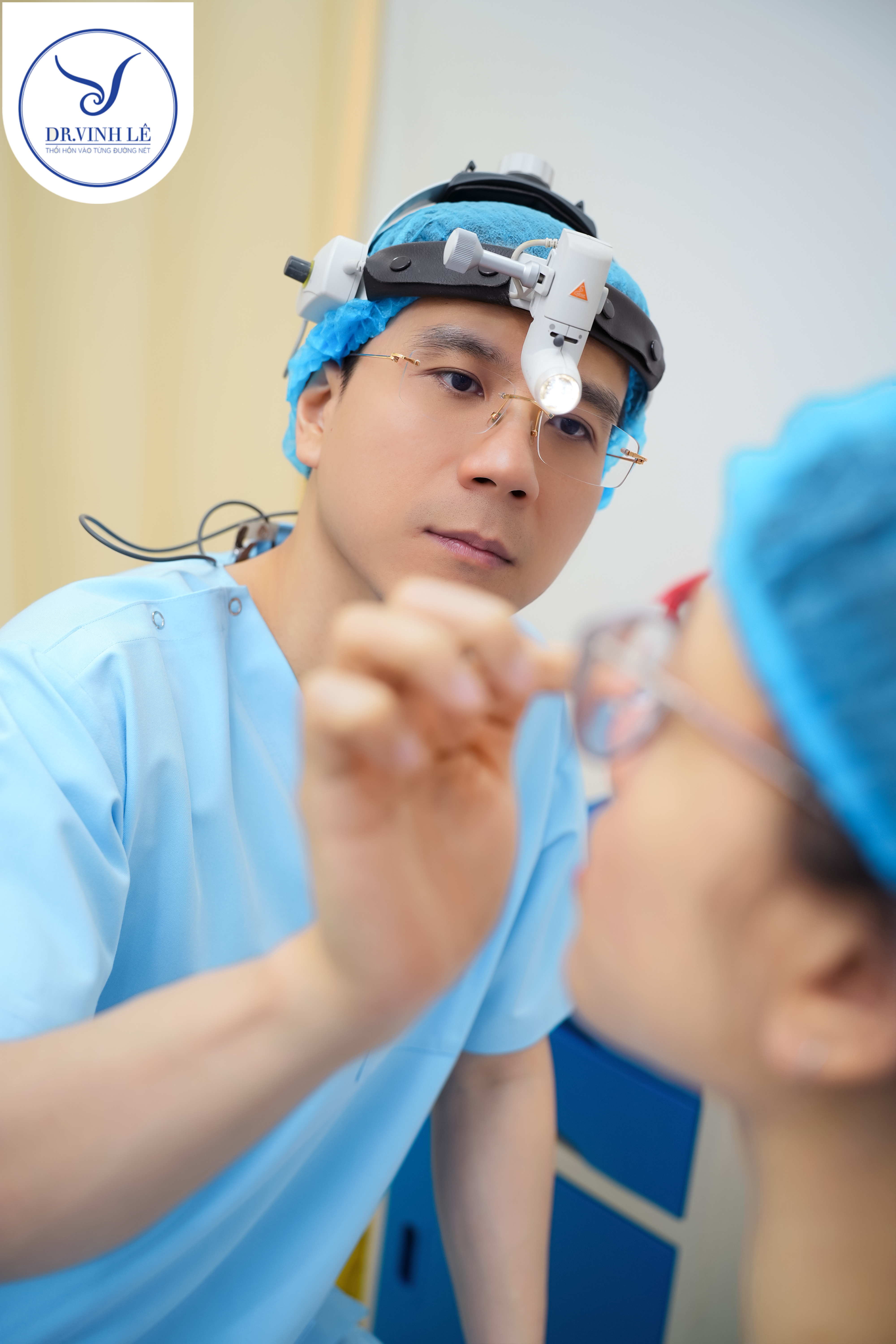 Thạc sĩ Bác sĩ Lê Hoàng Vinh thăm khám cho khách hàng sau khi nâng mũi bọc sụn tai.
