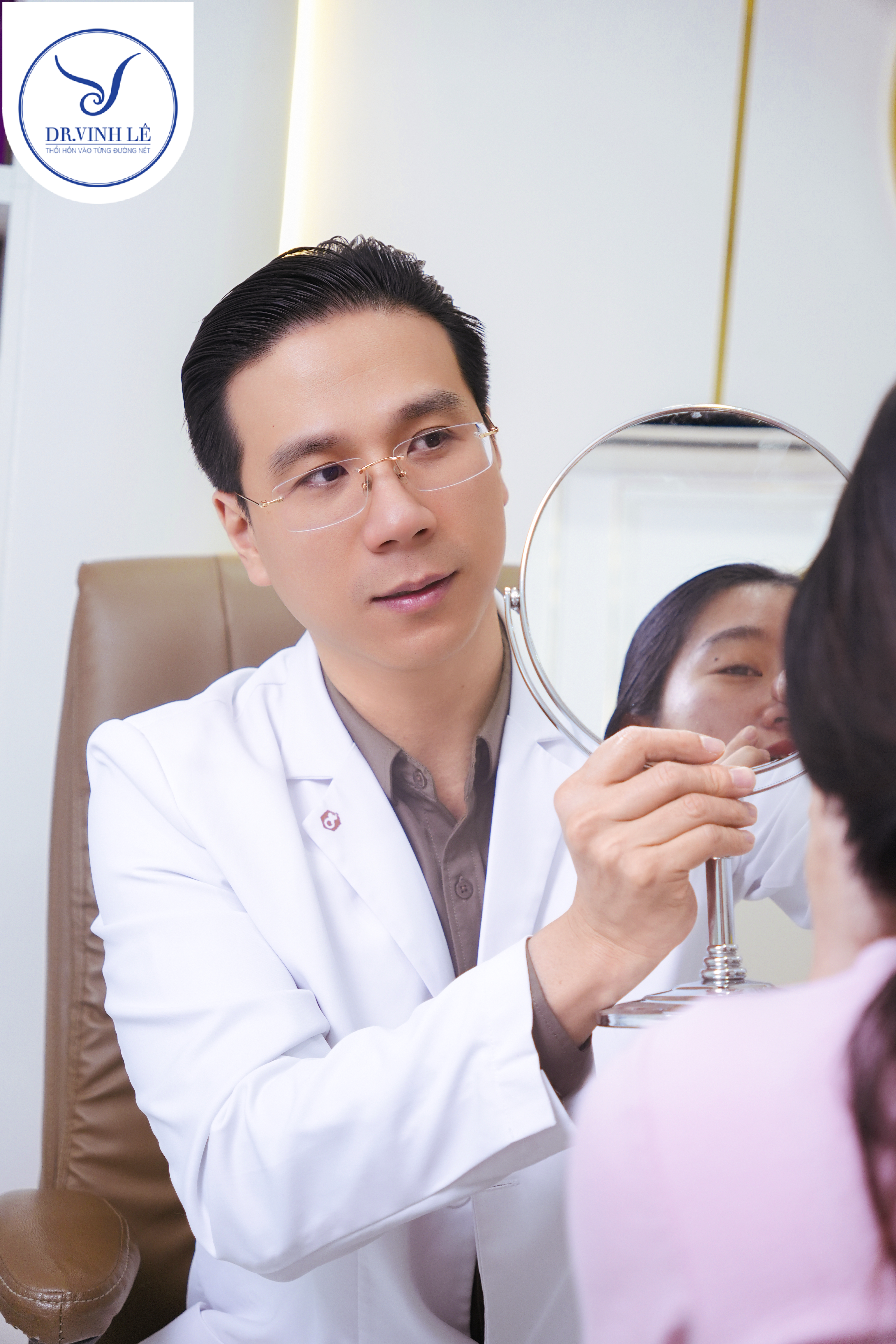 Thạc sĩ Bác sĩ Lê Hoàng Vinh đang tư vấn mũi cho khách hàng tại phòng khám Dr. Vinh Lê.