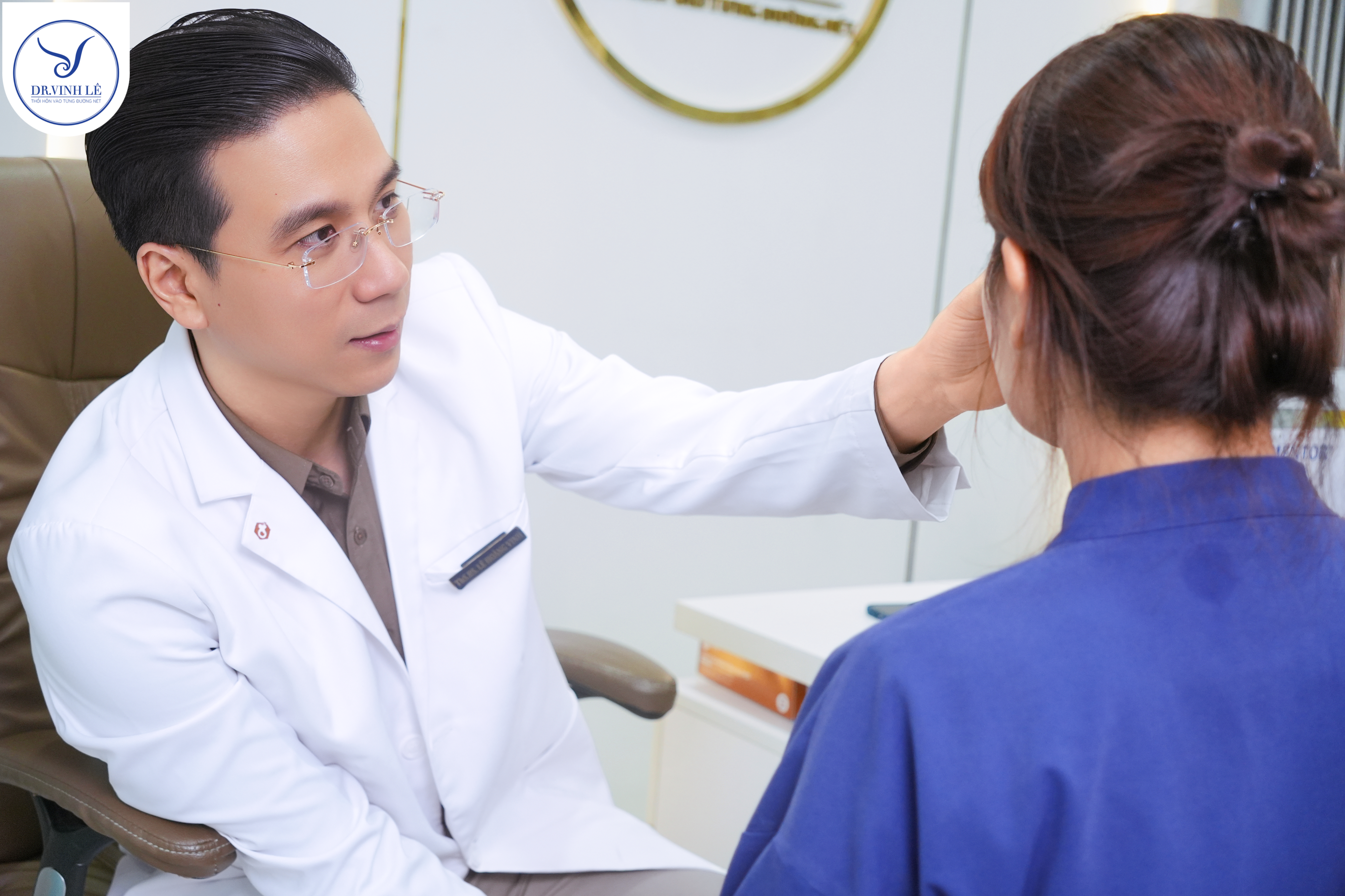 Thạc sĩ Bác sĩ Lê Hoàng Vinh tư vấn dịch vụ nâng mũi cấu trúc Surgiform tại Viện thẩm mỹ Dr. Vinh Lê.