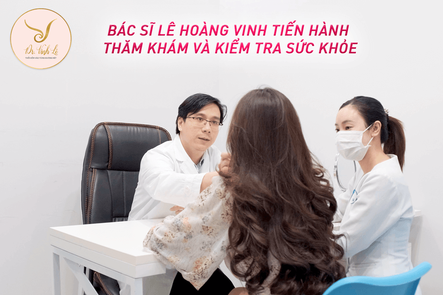 Bác sĩ Lê Hoàng Vinh tiến hành thăm khám và kiểm tra sức khỏe cho khách hàng trước khi phẫu thuật
