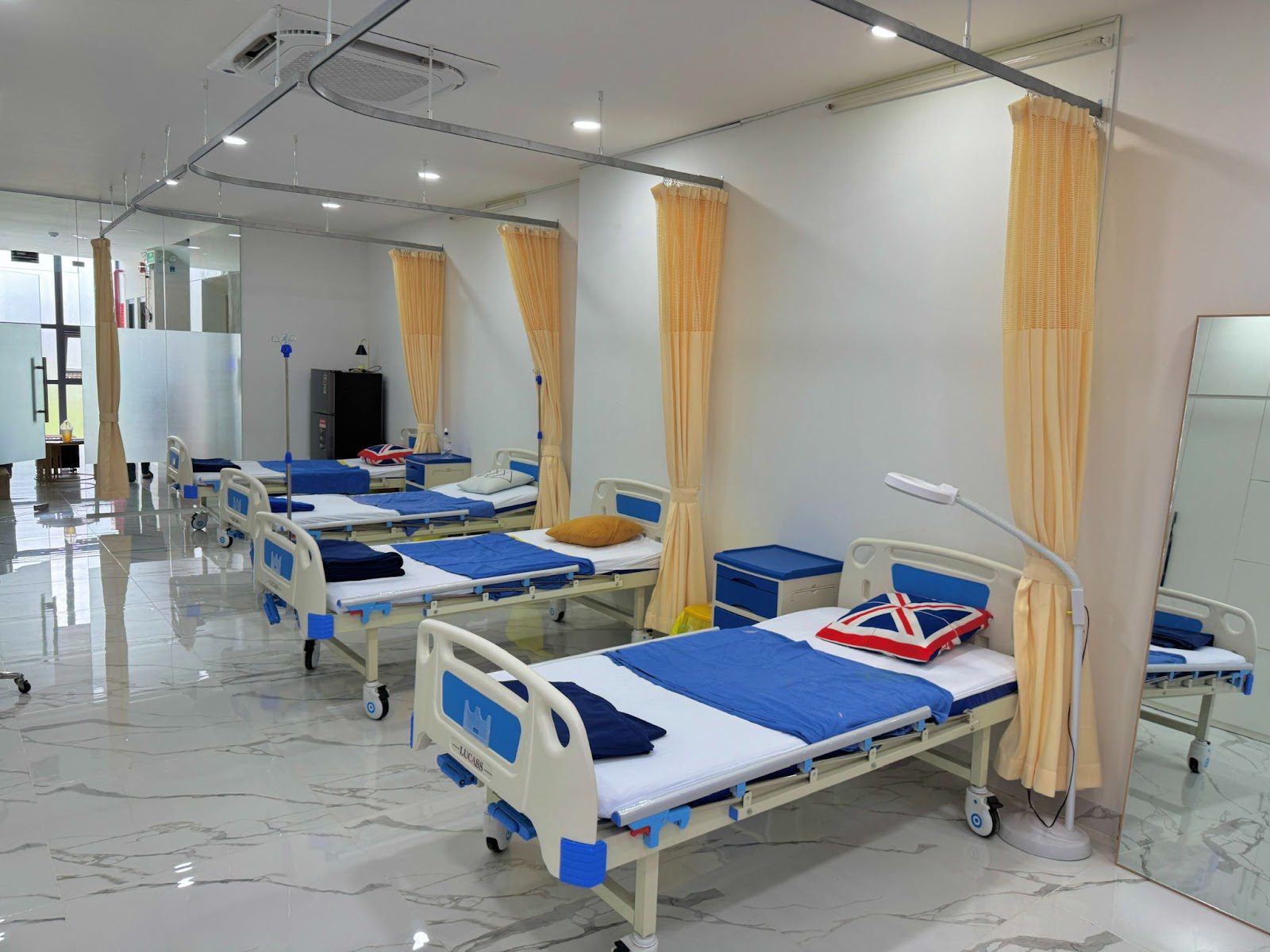 Hình phòng thay băng tại phòng khám thẩm mỹ Dr. Vinh Lê.