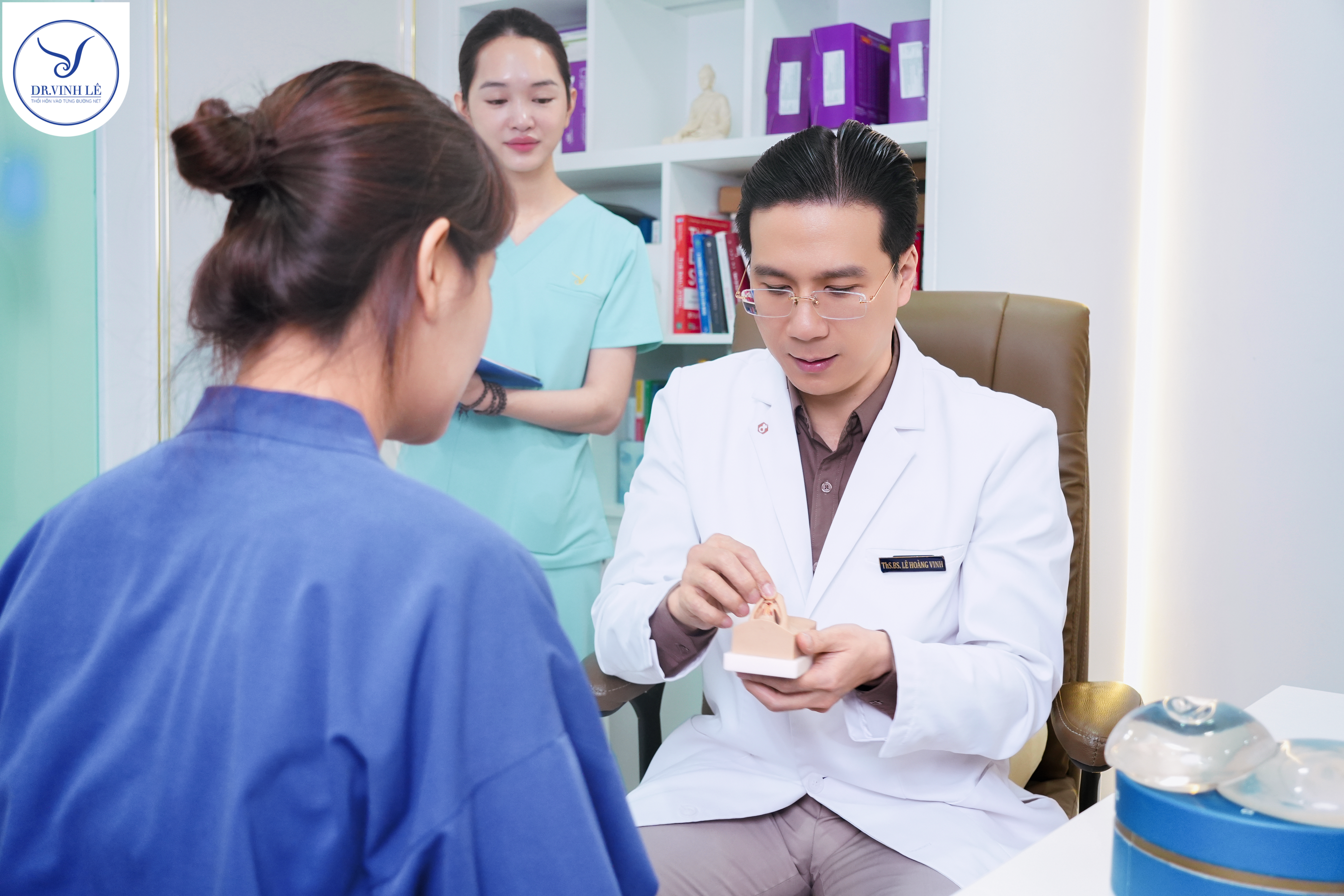 Thạc sĩ Bác sĩ Lê Hoàng Vinh đang tư vấn chị khách Việt Kiều nâng mũi cấu trúc S line.